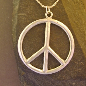 Sterlingzilveren vredestekenhanger aan een sterlingzilveren ketting