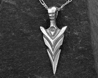 Pendentif pointe de flèche en argent sterling sur une chaîne en argent sterling.