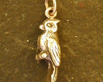 Colgante de pájaro cardenal de oro de 14 quilates en una cadena de oro de 14 quilates