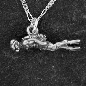 Ciondolo Scuba Diver in argento sterling su una catena in argento sterling