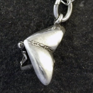 Colgante de ala delta de plata esterlina en una cadena de plata esterlina.