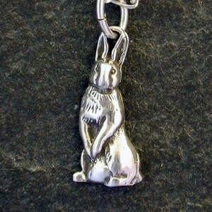 Sterling Silber Kaninchen Bunny Hase Anhänger an einer Sterling Silber Kette.