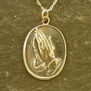 14K Gold beten Hände Anhänger mit Lords Gebet auf der Rückseite Anhänger auf einem 14K Goldkette