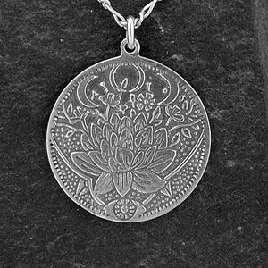 Sterling Silber Lotus Anhänger an einer Sterling Silber Kette