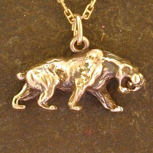 Pingente de tigre dente-de-sabre Smilodon de ouro 14K em uma corrente de ouro 14K.