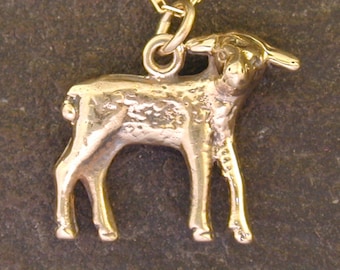 Pendentif 14K Gold Lamb sur une chaîne en or 14K.