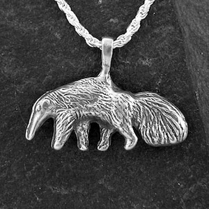 Sterling Silber Ameisenbär Anhänger an einer Kette aus Sterlingsilber.
