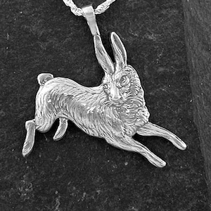 Sterling Silber Kaninchen Hase Hase Anhänger auf einem Sterling Silber Kette.