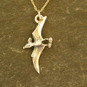 Colgante de dinosaurio pterodáctilo 14KGold en una cadena de oro de 14K.