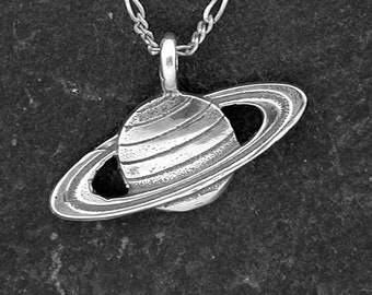 Pendentif Saturne en argent sterling sur une chaîne en argent sterling