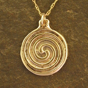 Colgante en espiral de oro de 14 quilates con cadena de oro de 14 quilates