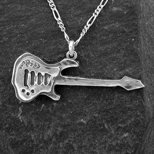 E-Gitarre Anhänger aus SterlingSilber an einer Kette aus SterlingSilber.