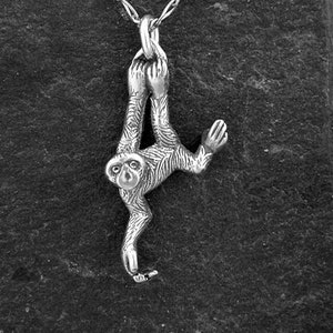 Sterling Silber Affe Anhänger auf einem Sterling Silber Kette.
