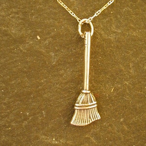 Pingente de vassoura em ouro 14K em corrente de ouro 14K.