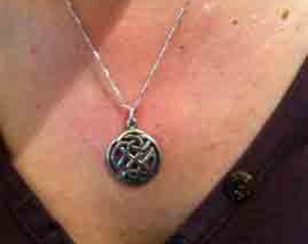 スターリングシルバーのチェーンに付いたスターリングシルバーの