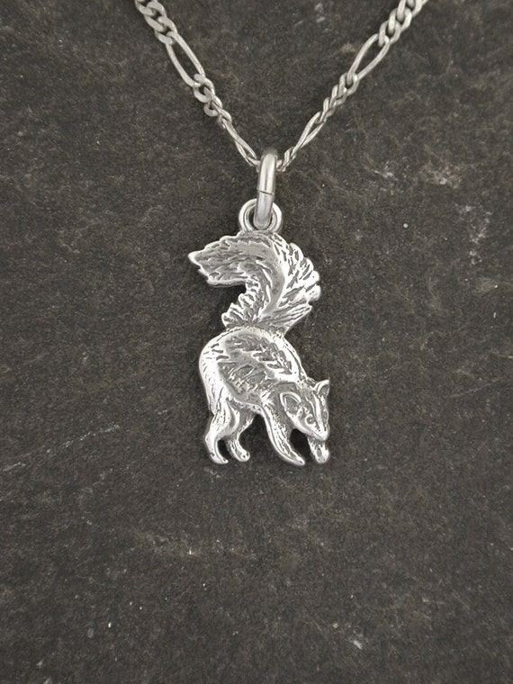 スターリングシルバーのチェーンに付いたスターリングシルバーの