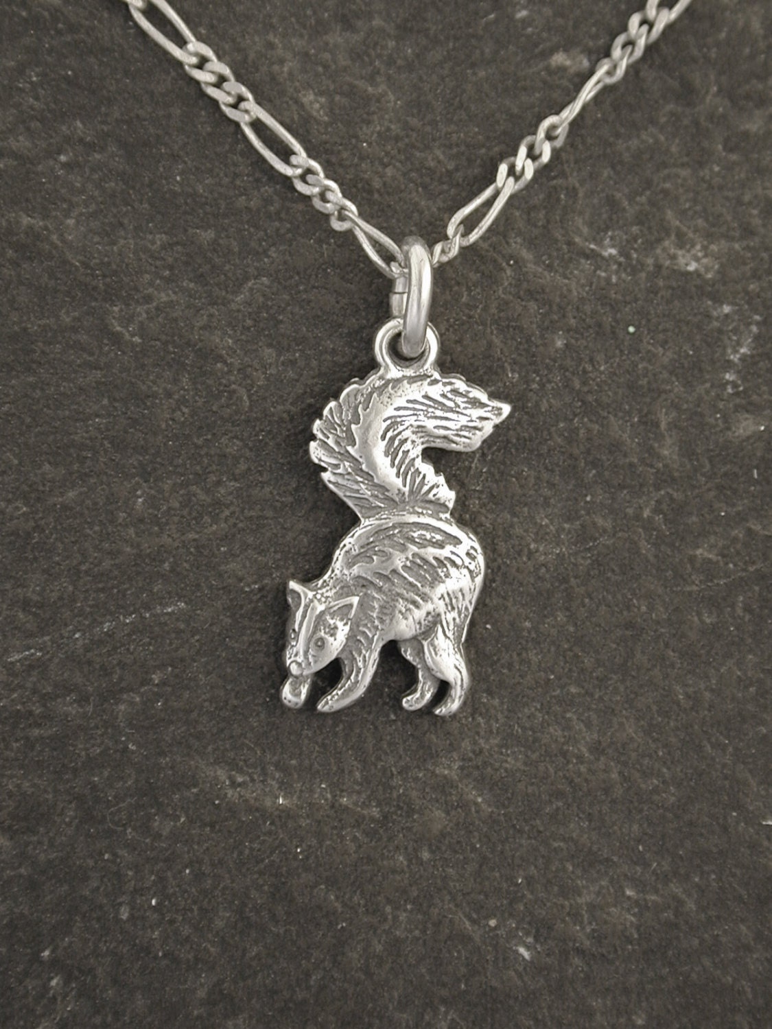 スターリングシルバーのチェーンに付いたスターリングシルバーの