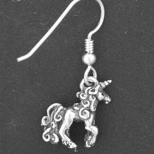 Pendientes originales de unicornio en plata de ley con alambre francés de plata de ley. imagen 3