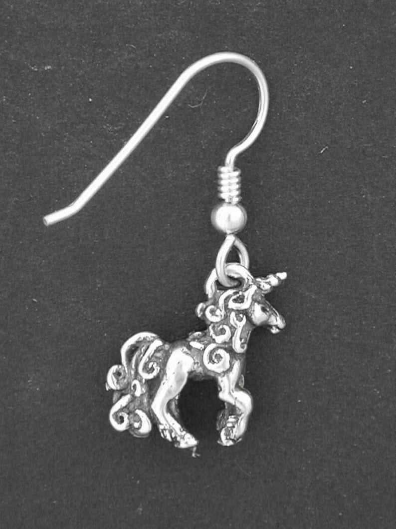 Pendientes originales de unicornio en plata de ley con alambre francés de plata de ley. imagen 3