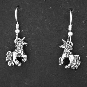 Pendientes originales de unicornio en plata de ley con alambre francés de plata de ley. imagen 1
