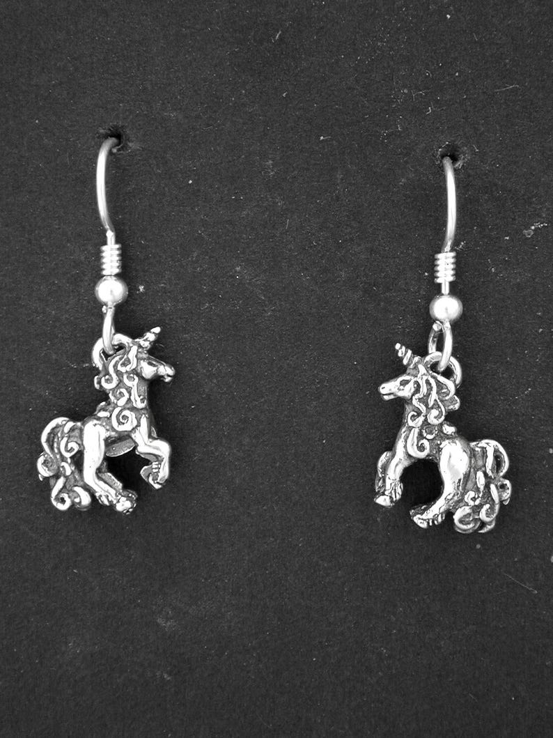 Pendientes originales de unicornio en plata de ley con alambre francés de plata de ley. imagen 1