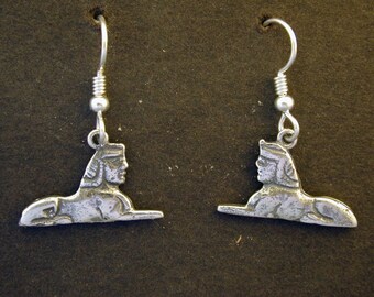 Kolczyki ze srebra próby 925 w kształcie egipskiego sfinksa na grubych francuskich drutach ze srebra próby 925