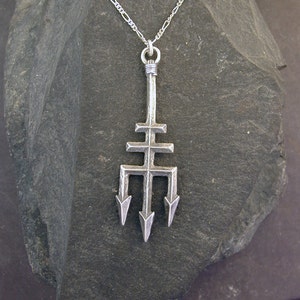 Sterling zilveren Trident hanger aan Sterling zilveren ketting.