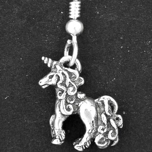 Pendientes originales de unicornio en plata de ley con alambre francés de plata de ley. imagen 2