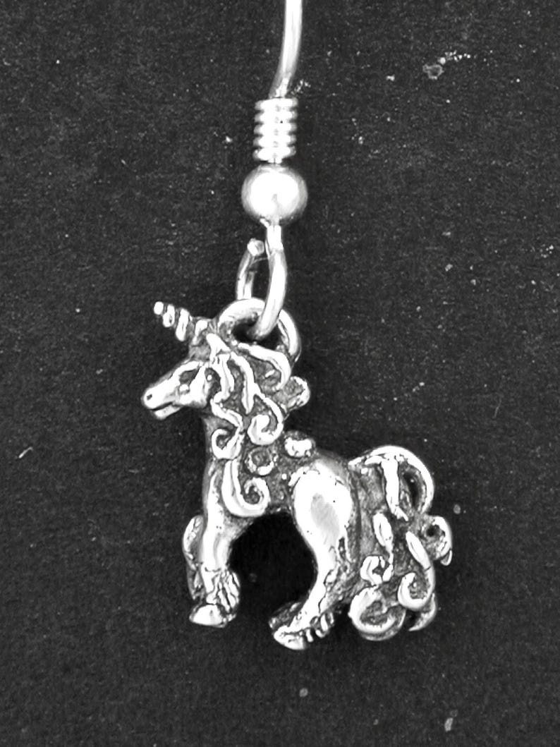 Pendientes originales de unicornio en plata de ley con alambre francés de plata de ley. imagen 2