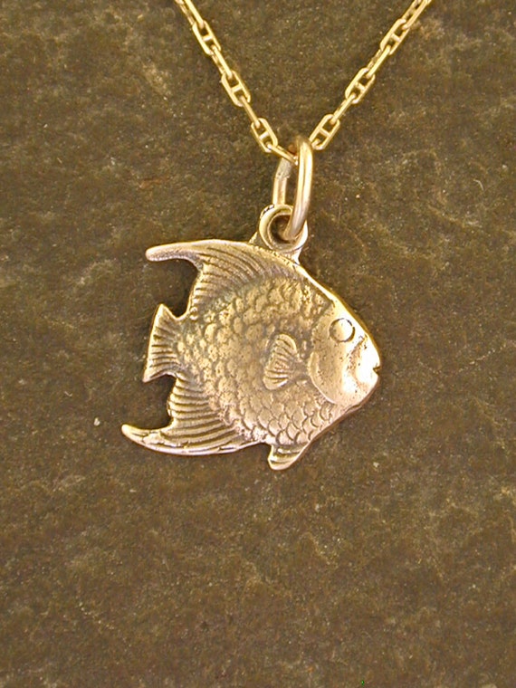 14K ゴールド チェーンに付いた 14K ゴールド フレンチ エンジェル