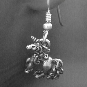 Pendientes originales de unicornio en plata de ley con alambre francés de plata de ley. imagen 4
