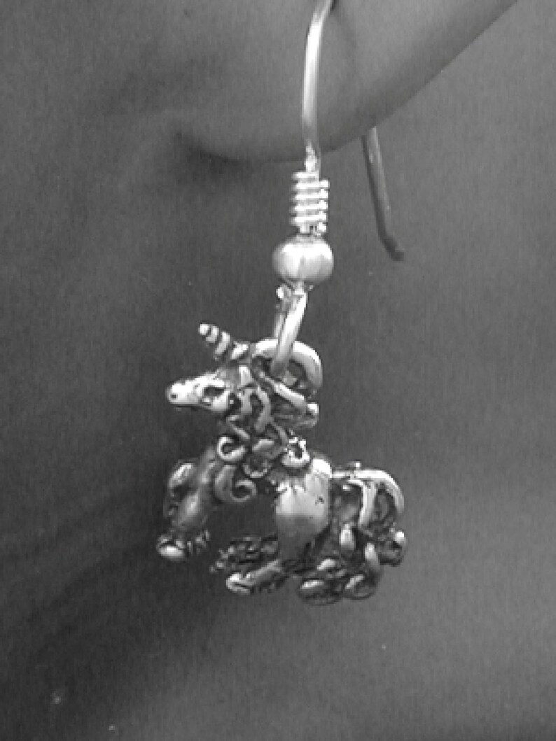 Pendientes originales de unicornio en plata de ley con alambre francés de plata de ley. imagen 4