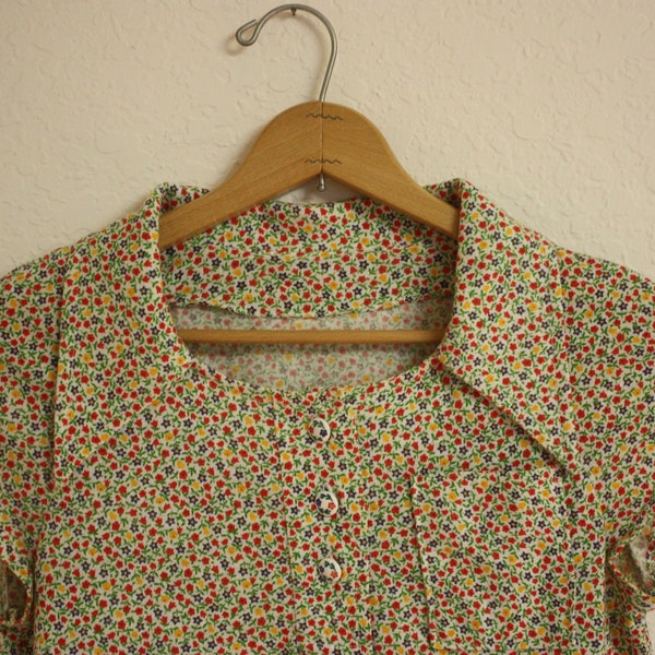 Adorable 1970s floral blouse, small cotton shirt