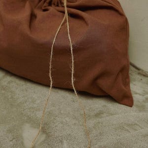 Borsa a mano in rafia intrecciata a mano, borsa estiva minimalista, borsa intrecciata scultorea immagine 5