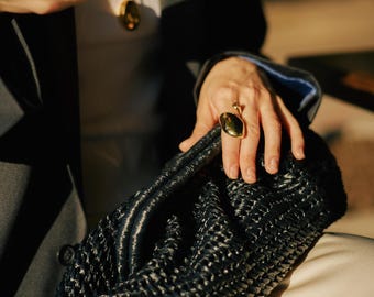 Pochette in rafia nera, borsetta estiva intrecciata a mano, borsa a mano minimalista, borsa da sera di tendenza