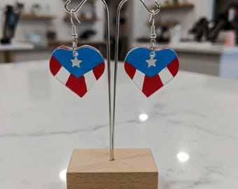 Handgjorda hjärtformade örhängen. Hjärtdesign med puertoricansk flagga. Bärbar konst. Handgjort. Unikt smycke. Kärleksworkshop.