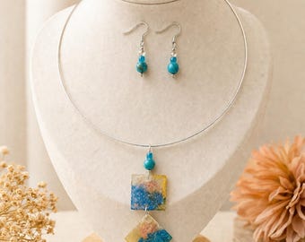 Set aus recycelter DVD und natürlichem Türkis-Choker und Ohrringen, nachhaltiger Schmuck, handbemaltes, kunstvolles Schmuckset, einzigartiges Geschenk