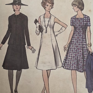 Può includere: Un'illustrazione di una busta per cartamodelli vintage che mostra tre abiti: un completo nero con cappello a tesa larga, un abito bianco senza maniche a trapezio con una lunga collana e un abito a maniche corte con motivo geometrico.