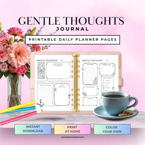 Może przedstawiać: Otwarty dziennik z tekstem "GENTLE THOUGHTS JOURNAL PRINTABLE DAILY PLANNER PAGES". Filiżanka kawy i ciasteczka stoją na spodku. Kredki i wazon z kwiatami znajdują się w tle.