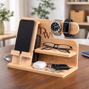 Personalisierte hölzerne Dockingstation für ihn, individuell gravierte Schreibtischaufbewahrung, Geburtstagsgeschenk für Mann, Freund, Vater