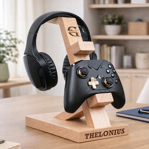 Peut inclure: Une tasse en céramique blanche avec une anse noire et le texte "But First, Coffee" dans un style manuscrit. La tasse est posée sur une surface blanche. La tasse mesure 10 cm de haut.