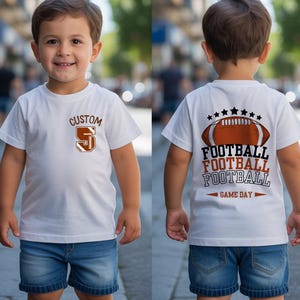 パーソナライズされたフットボールTシャツ：名前と番号のカスタマイズ、キッズゲームデーシャツ、幼児用フットボールTシャツ、ユースバースデー衣装