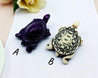 Figura de tortuga tallada en hueso de búfalo: decoración tribal, tótem de la suerte.