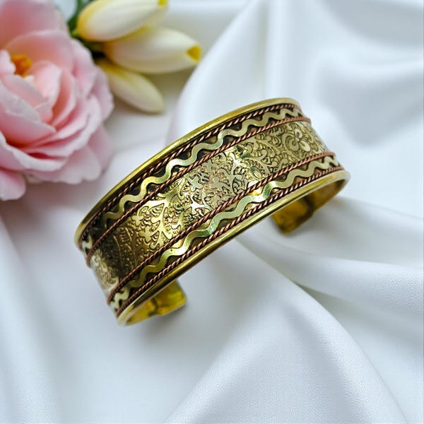 Bracelet manchette floral en laiton antique : jonc tribal bohème réglable