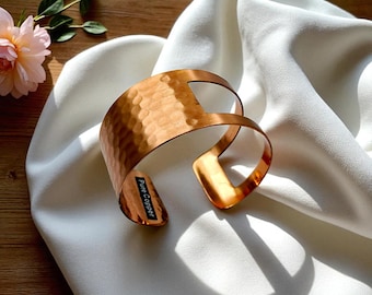 Bracciale rigido in rame martellato: fascia larga con intagli geometrici, fatto a mano
