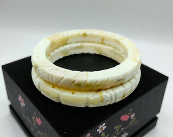 Conjunto de brazaletes tallados en hueso de búfalo: Pulseras tribales de origen ético.