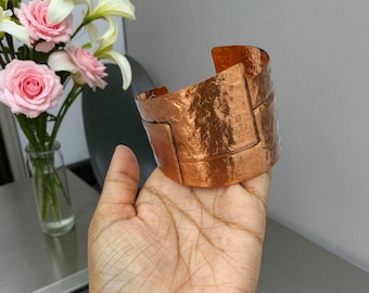 Brazalete de cobre forjado a mano: diseño geométrico rústico