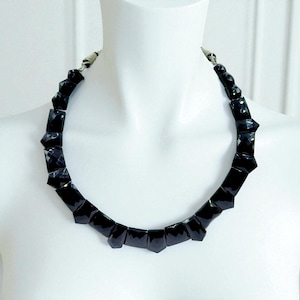 Gefacetteerde ketting van zwarte onyx | Natuurlijke edelsteenchoker | Handgemaakte verstelbare statement-sieraden | Gedurfde zwarte edelsteenkralenketting | AH119