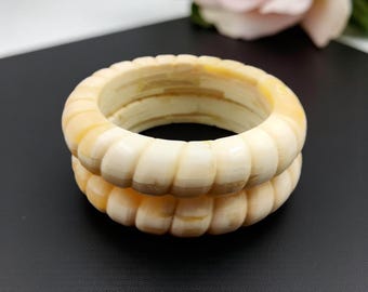 Brazaletes de hueso tallados a mano: Joyería bohemia de marfil de estilo vintage
