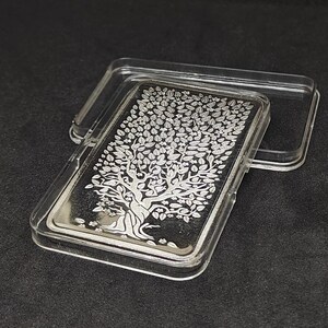K&ouml;nnte beinhalten: Ein Set aus drei Keramikbechern mit gesprenkelter, matter Oberfl&auml;che. Die Becher sind in Creme-, Hellgrau- und Dunkelgraut&ouml;nen gehalten. Jeder Becher hat ein schlichtes, minimalistisches Design und einen abgerundeten Henkel.
